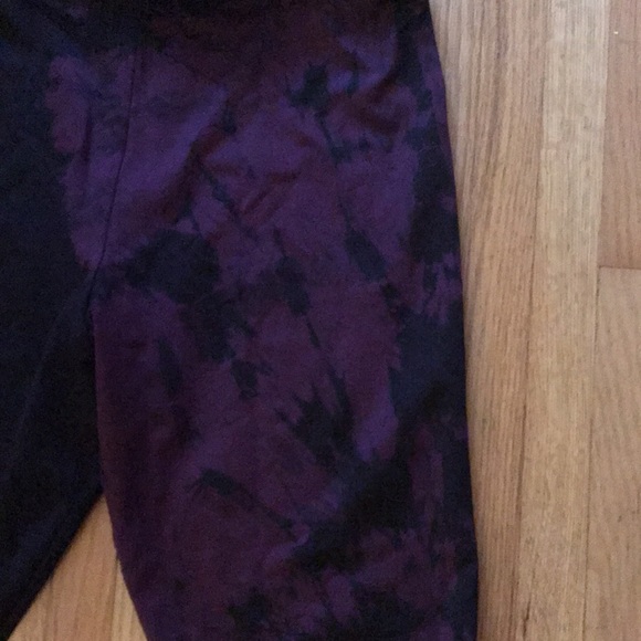 Daub and Design maroon and black leggings - Picture 2 of 9